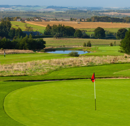 <strong>TEE OFF IN STUNNING SURROUNDINGS</strong>